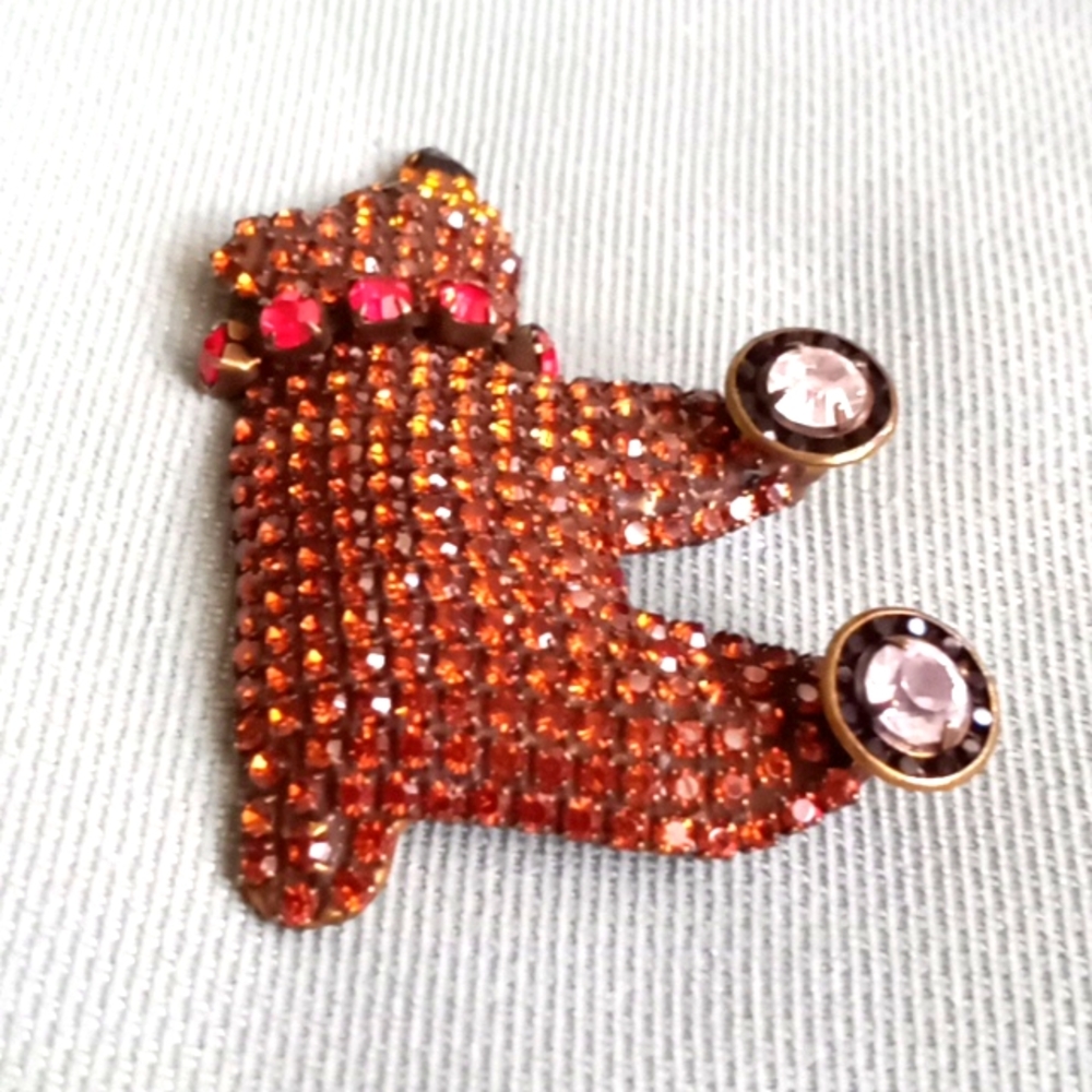 ADORABLE CRYSTAL BROWN BEAR ON WHEEL'S PIN - Picture 3 of 7